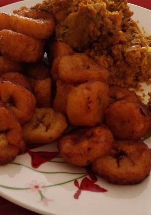 A picture of Porriage beans with fried plantain.