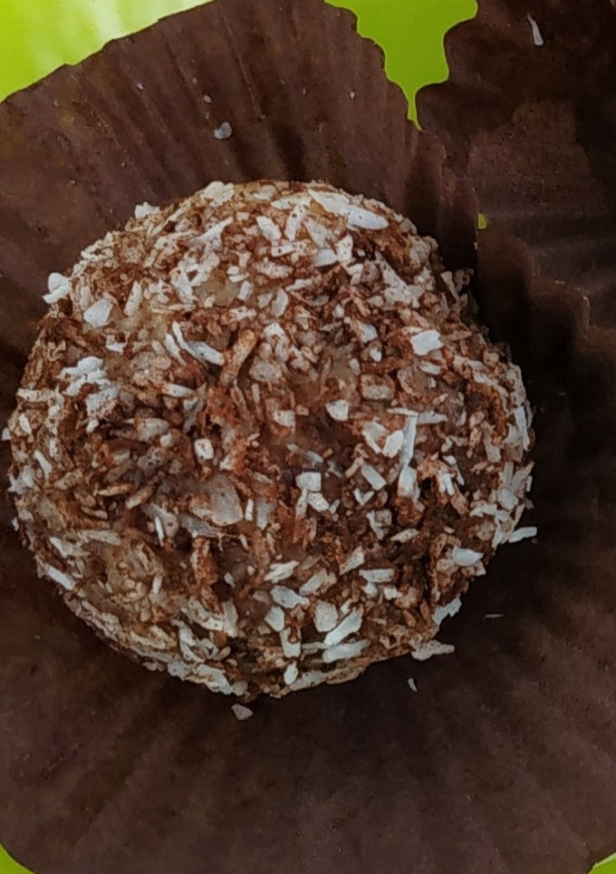 Una foto de Bolas fit de queso crema, crema de cacahuate y avellanas