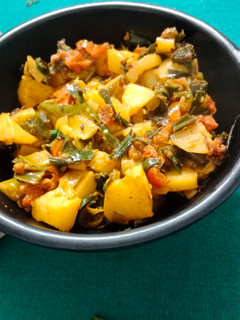 हरे प्याज़ और आलू की सब्जी (Hare pyaz aur aloo ki sabzi recipe in Hindi) रेसिपी मुख्य फोटो
