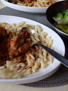 Tyúkpörkölt csavart tésztával recept fotója