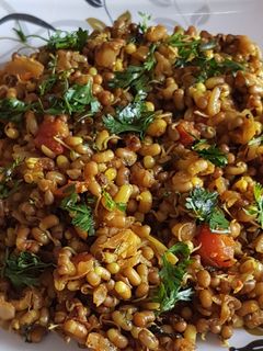 मटकीची उसळ (matakichi usal recipe in marathi) रेसिपी चे मुख्य फोटो 