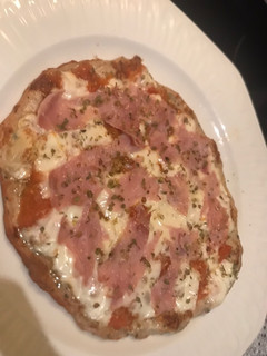 Una foto de Pizza con base de pollo