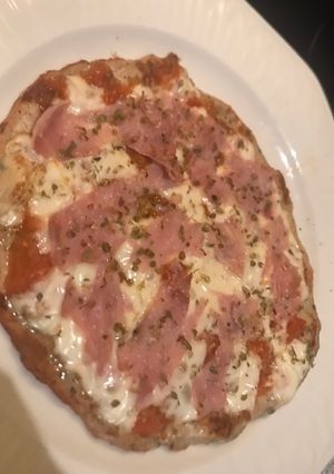 Una foto de Pizza con base de pollo