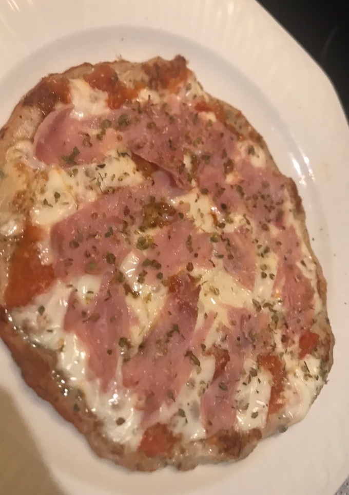 Una foto de Pizza con base de pollo