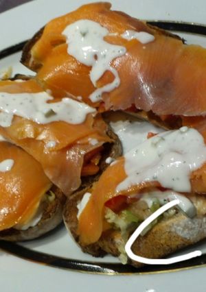 Una foto de Tosta de salmón y salsa de yogur