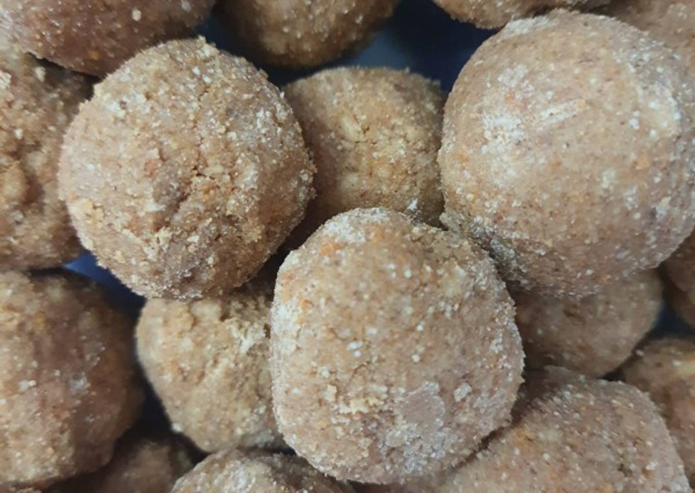 Atta shakkar laddu.