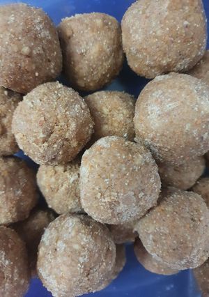A picture of Atta shakkar laddu..