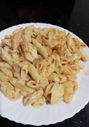 صورة لوصفة معکرونة بصوص تومات وصوص بیشامال 😍👌