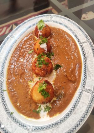 A picture of Potato-paneer shahi kofta.