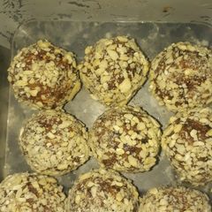 A picture of Dates keshew laddus.