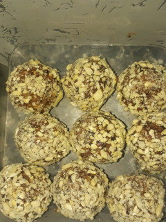 A picture of Dates keshew laddus.
