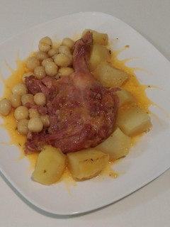 Una foto de Confit de pato con salsa Café de París y nueces de macadamia