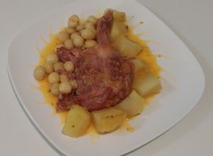 Foto principal de Confit de pato con salsa Café de París y nueces de macadamia