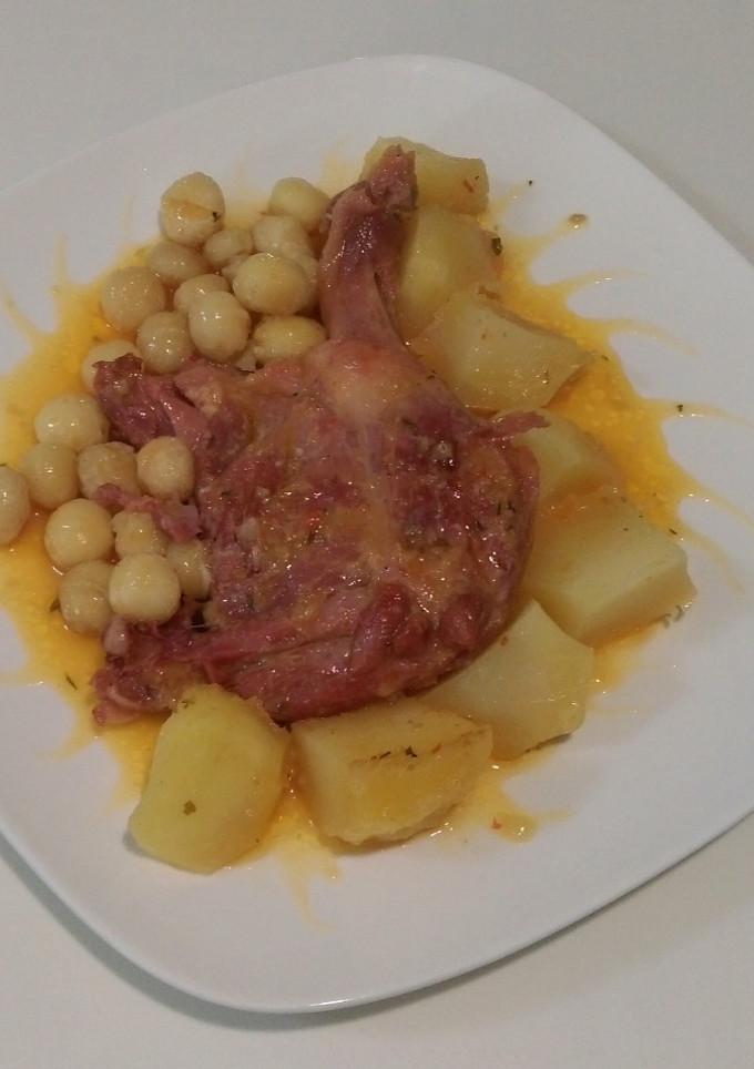 Una foto de Confit de pato con salsa Café de París y nueces de macadamia