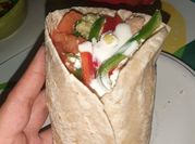 Una foto de wraps de atun y vegetales