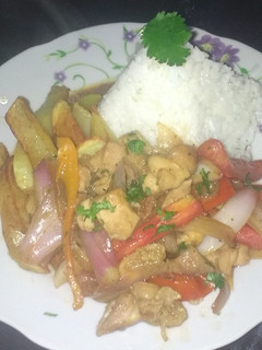 Una foto de Pollo saltado