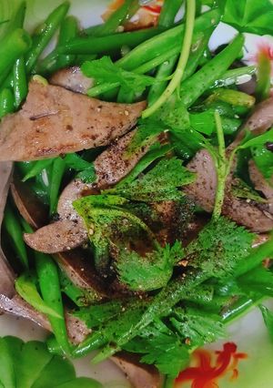 Hình của món Đậu tây xào gan tim cật.