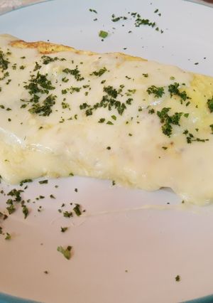 Una foto de Omelette con cebollita y muzzarella