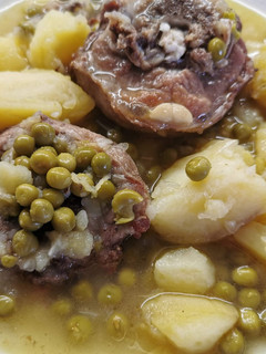 Una foto de Cordero con patatas