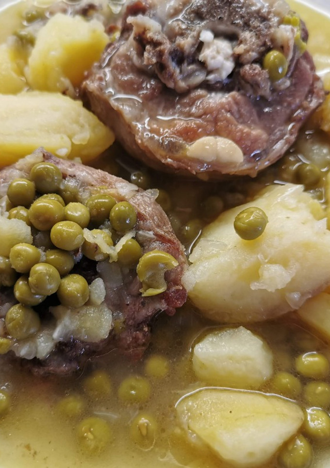 Una foto de Cordero con patatas