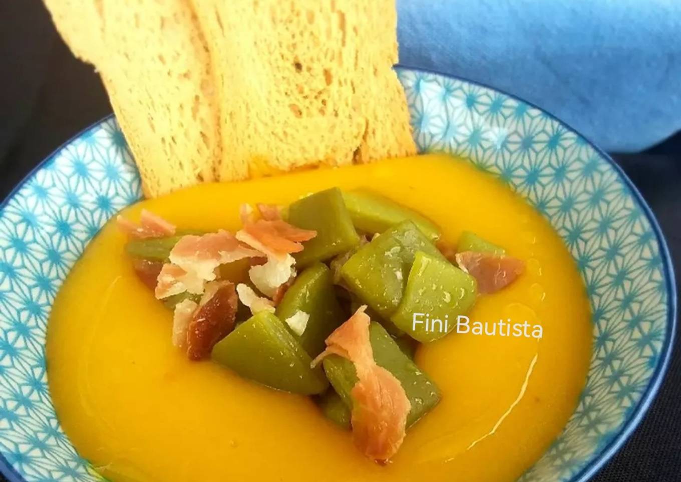Crema de calabaza con salteado de bajocas y jamón serrano
