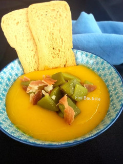 Una foto de Crema de calabaza con salteado de judías y jamón serrano