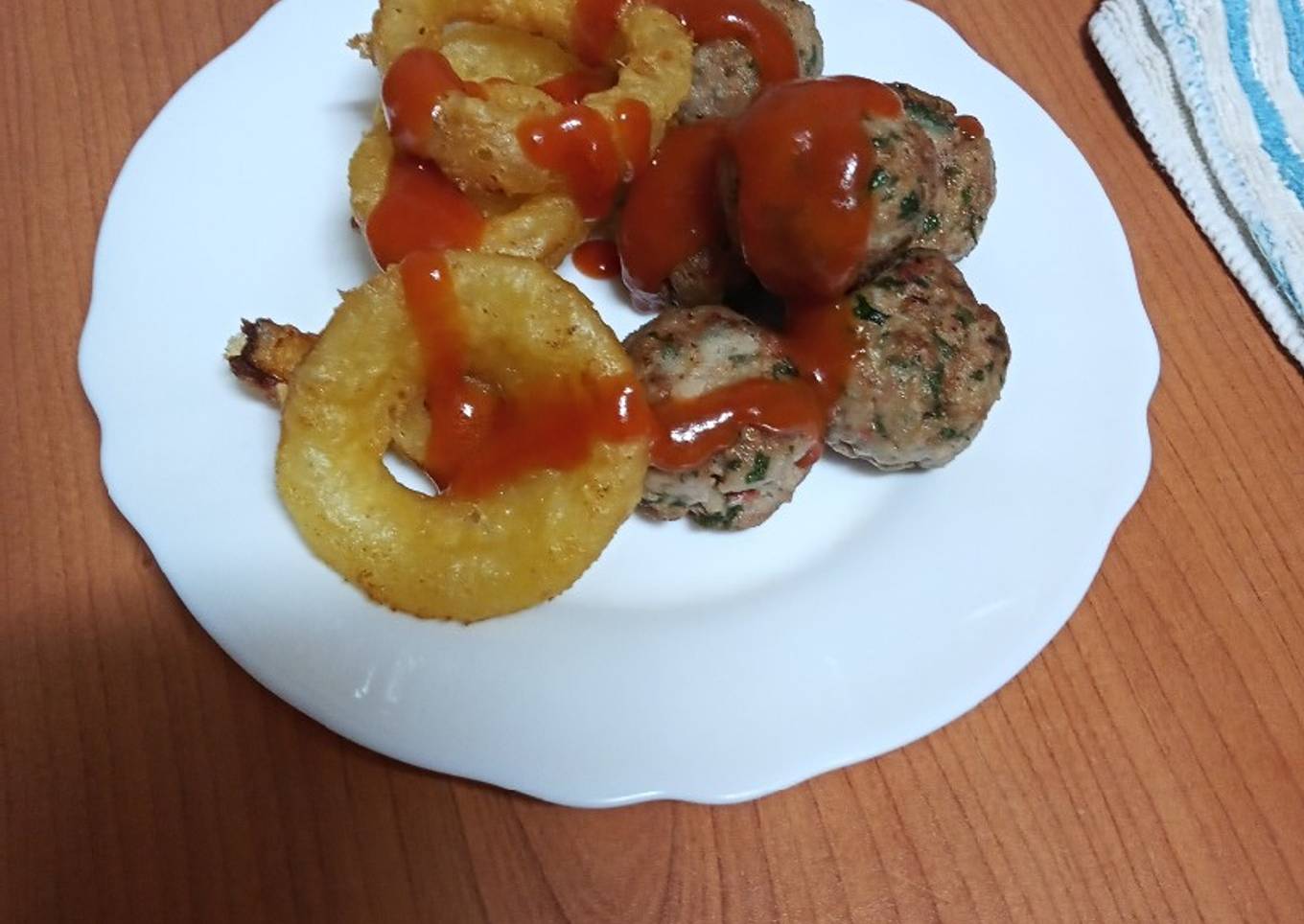Albóndigas rellenas de jamón y pimiento con aros de cebolla