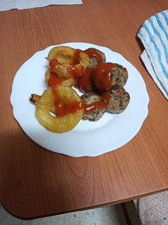 Una foto de Albóndigas rellenas de jamón y pimiento con aros de cebolla
