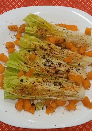 Una foto de Corazones de lechuga crujiente al fresco de albaricoque y tierra de olivas negras