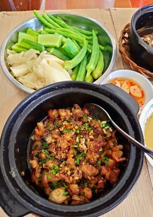 Hình của món Cơm cháy kho quẹt kèm rau luộc.