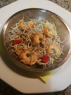 Una foto de Langostinos y gulas del norte picantonas