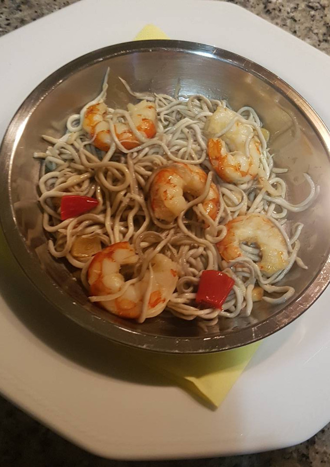 Una foto de Langostinos y gulas del norte picantonas