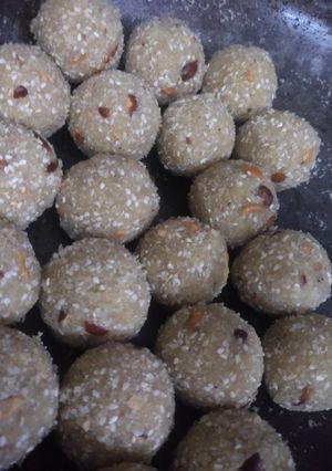 तिल के लड्डू (til ke ladoo recipe in Hindi) रेसिपी मुख्य फोटो