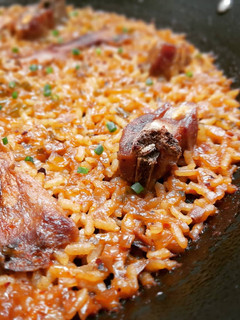 Una foto de Arroz de costillas de cordero y ceps