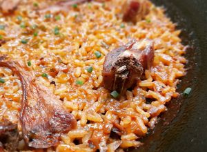 Una foto de Arroz de costillas de cordero y ceps