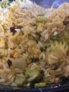 Una foto de 🍚Arroz salteado con pollo🍗, pasas🍇 y brócoli🥦