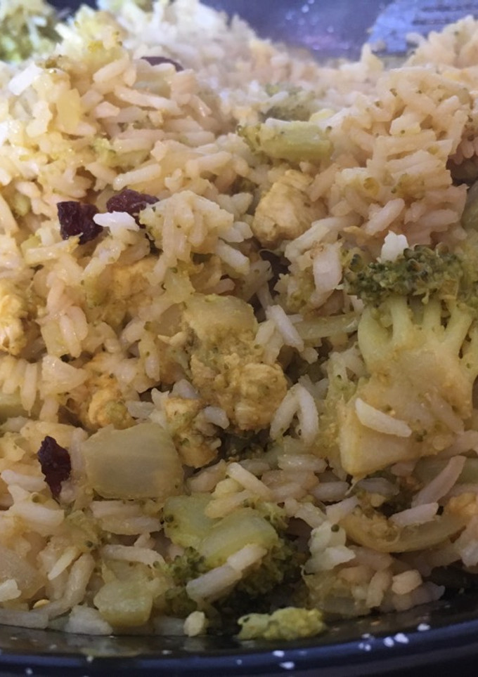 Una foto de 🍚Arroz salteado con pollo🍗, pasas🍇 y brócoli🥦