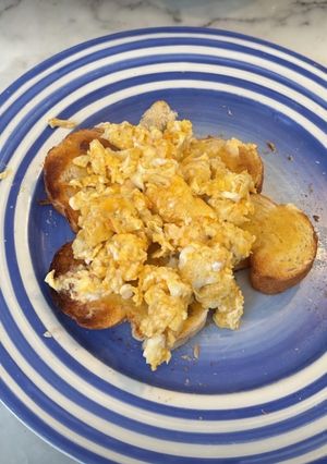 A picture of Fluffy Scrambled Eggs on Toast 🍳✨.