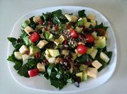 Una foto de ensalada de espinaca con aguacate
