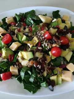 Una foto de Ensalada de espinacas con manzana y aguacate