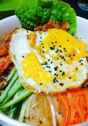 Hình của món Cơm trộn Hàn Quốc 비빔밥.
