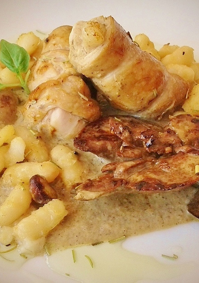 Una foto de Rollitos de conejo en salsa funghi con pistachos