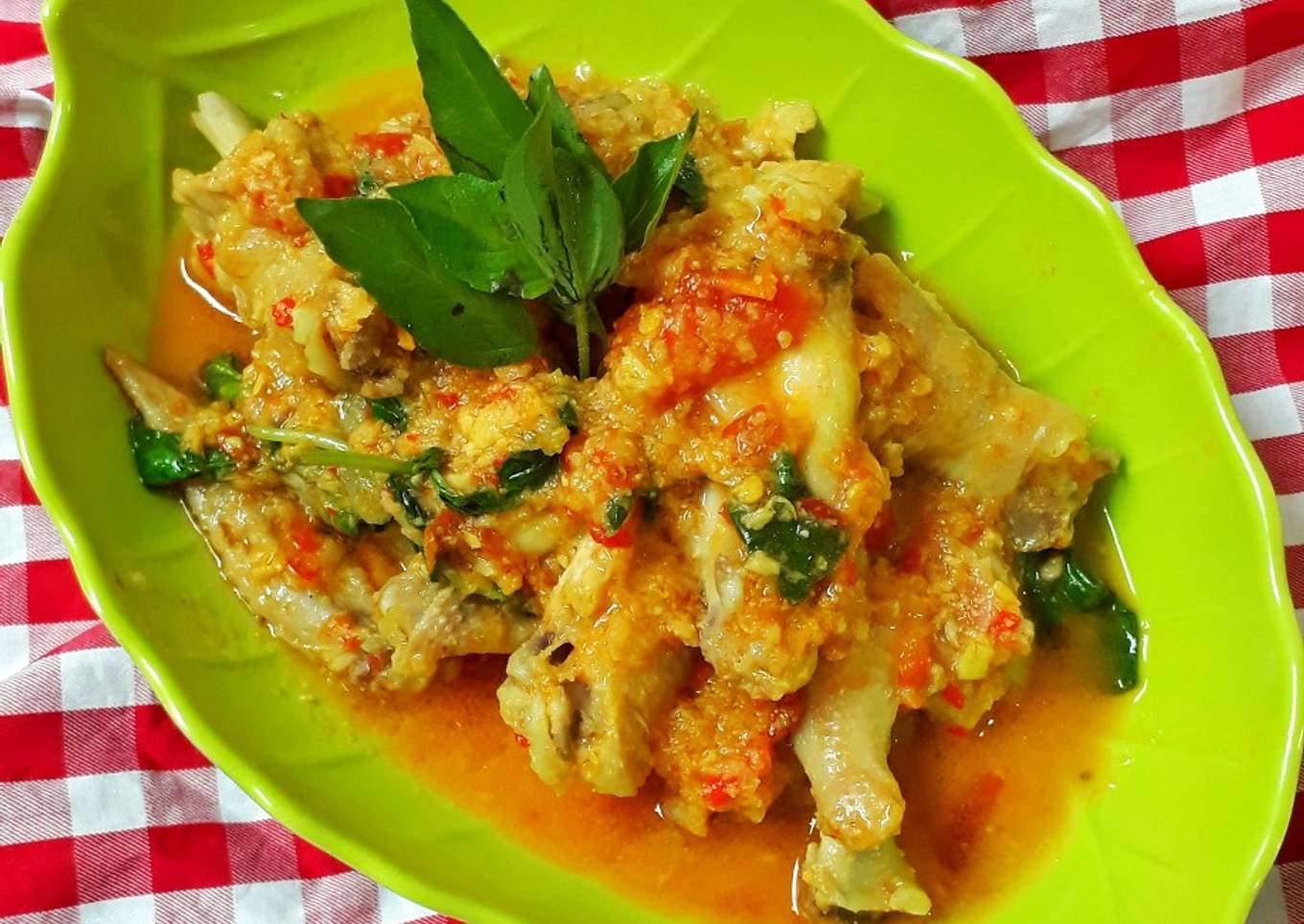 ayam bermata basil