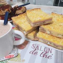 A picture of Torta de atún, cebolla, jamón y queso..