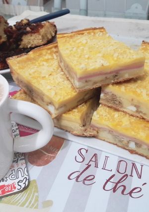 Una foto de Torta de atún, cebolla, jamón y queso.