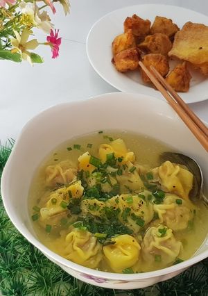 Hình của món Buổi sáng hoành thánh nhân tôm thịt, hoành thánh chiên.