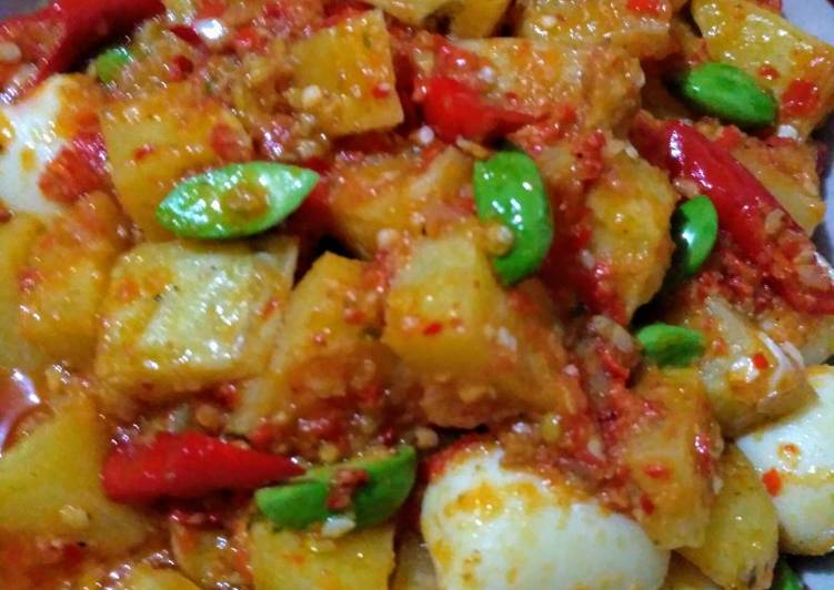 Kentang balado campur telor puyuh dan petaaai
