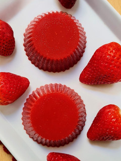 Una foto de Gelatina VEGETAL de frutillas 🍓 con agar-agar 🍓 natural, vegetariana y vegana 🍓