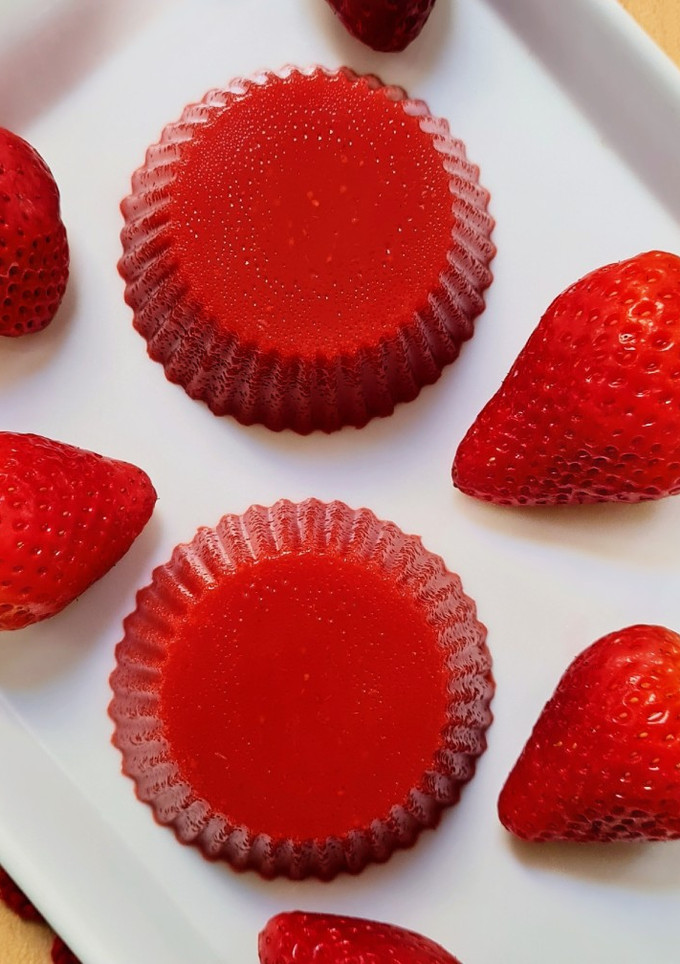 Una foto de Gelatina VEGETAL de frutillas 🍓 con agar-agar 🍓 natural, vegetariana y vegana 🍓