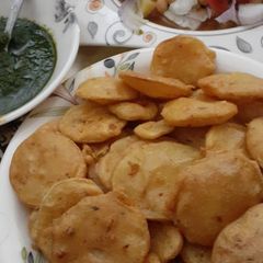 Aloo ke pakory with green chutney A picture of Aloo ke pakory with green chutney.